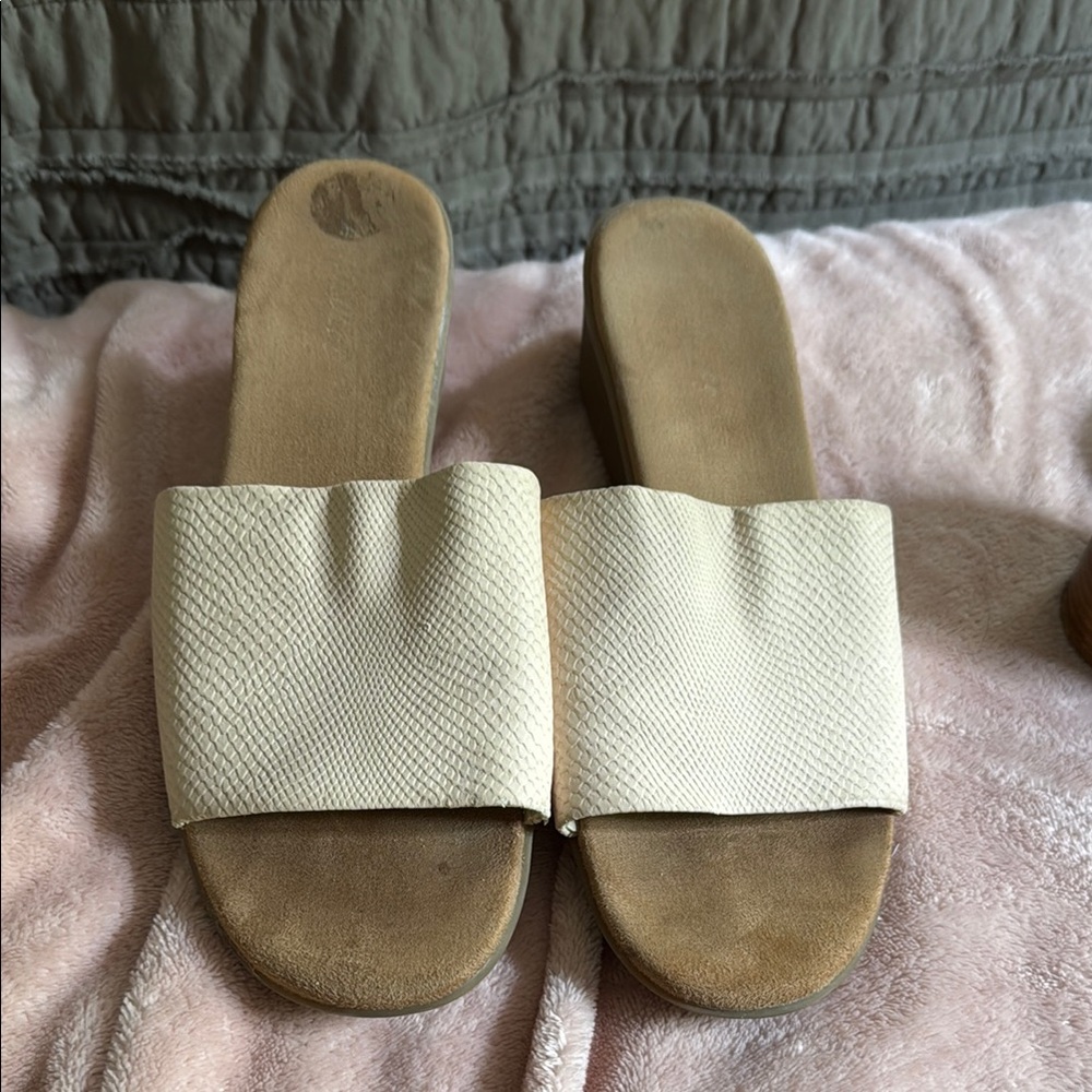 AEROSOLES Cream Slide Sandals with Minimalist Design